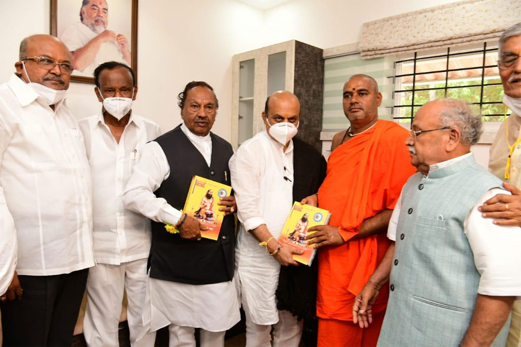 ಕಾಗಿನೆಲೆ ಶಾಖಾಮಠದ ಕನಕ ಕುಟೀರಕ್ಕೆ ಭೇಟಿ ನೀಡಿದ ಸಿಎಂ ಬೊಮ್ಮಾಯಿ