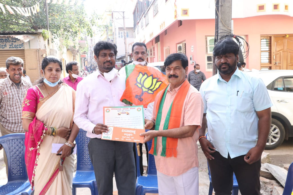 ಕೆ. ಆರ್. ಕ್ಷೇತ್ರದ ಬೂತ್ ಅಧ್ಯಕ್ಷರ ಮನೆಯ ಮೇಲೆ ಬಿಜೆಪಿ ಧ್ವಜ ಕಟ್ಟುವ ವಿಶೇಷ ಕಾರ್ಯಕ್ಕೆ ಶಾಸಕ ಎಸ್. ಎ. ರಾಮದಾಸ್ ಚಾಲನೆ
