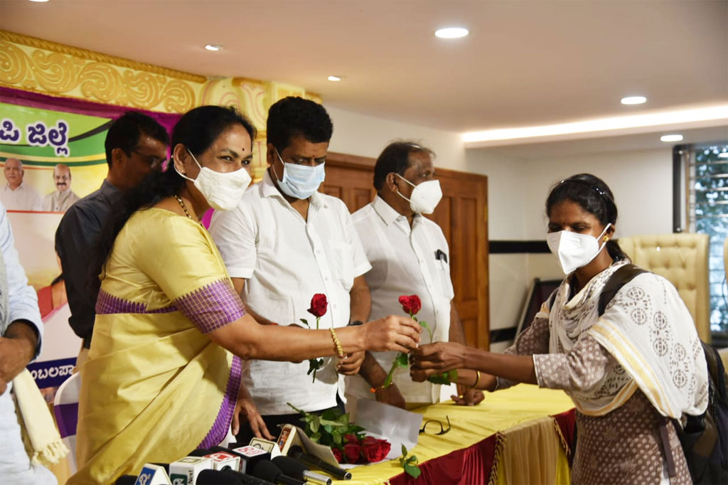 ವಿಶ್ವ ಛಾಯಾಗ್ರಾಹಕರ ದಿನ : ಛಾಯಾಗ್ರಾಹಕರಿಗೆ ಸಚಿವೆ ಶೋಭಾ ಕರಂದ್ಲಾಜೆ ಸನ್ಮಾನ