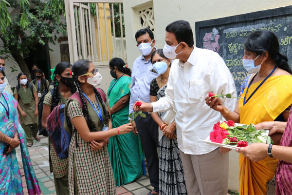 ಶಾಲೆಗಳಿಗೆ ಭೇಟಿ ನೀಡಿ ವಿದ್ಯಾರ್ಥಿಗಳಿಗೆ ಆತ್ಮಸ್ಥೈರ್ಯ ತುಂಬಿದ ಬಿಜೆಪಿ ನಾಯಕರು