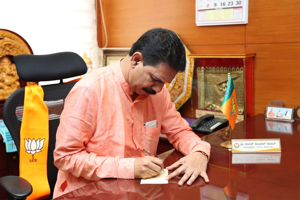ಅಂಚೆ ಕಾರ್ಡ್ ಮಹಾ ಅಭಿಯಾನದಲ್ಲಿ ಪತ್ರ ಬರೆದು ಕಾರ್ಯಕರ್ತರಿಗೆ ಪ್ರೇರಣೆಯಾದ ನಳಿನ್‍ಕುಮಾರ್ ಕಟೀಲ್