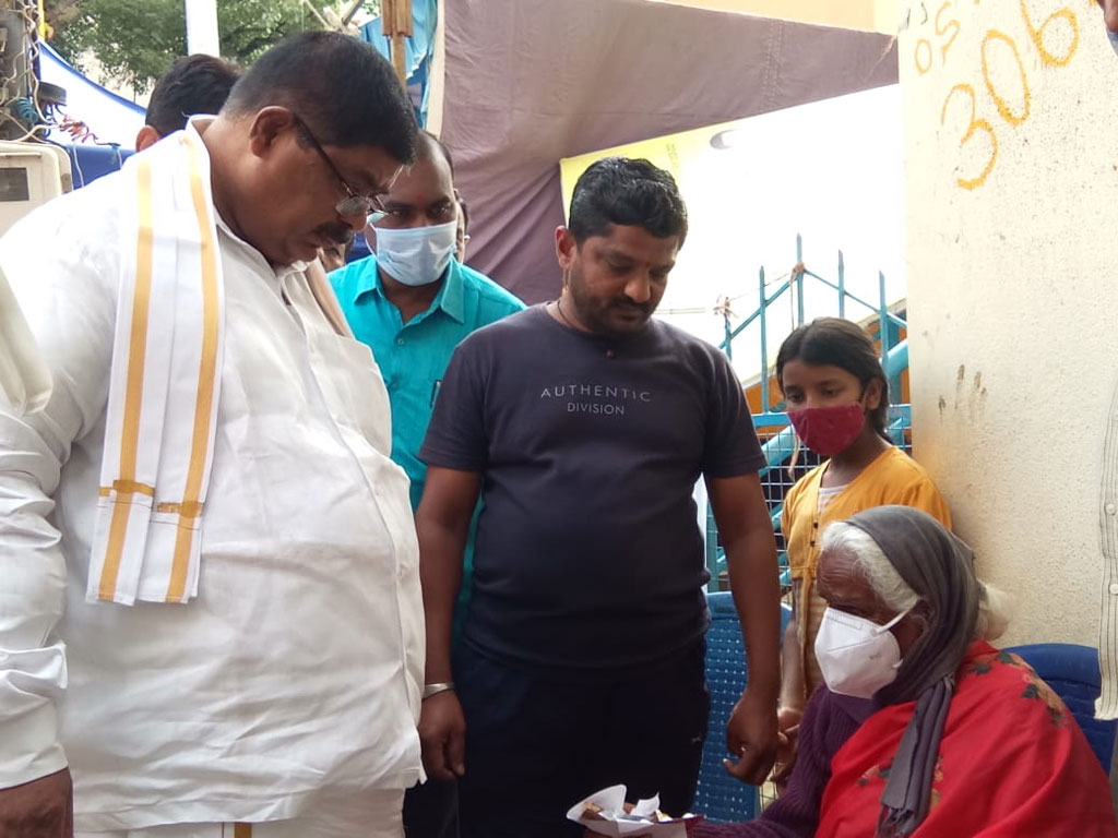 ಹಿರಿಯ ಮಹಿಳೆ ಆರೋಗ್ಯ ವಿಚಾರಿಸಿದ ಅಬಕಾರಿ ಸಚಿವ ಕೆ. ಗೋಪಾಲಯ್ಯ