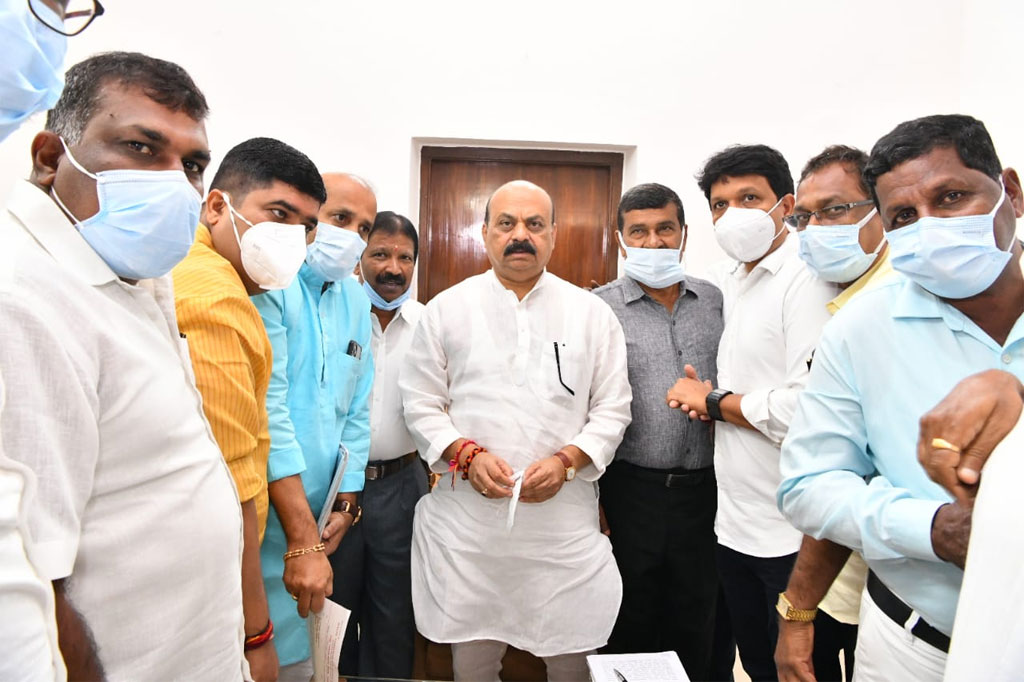 ಮೀನುಗಾರಿಕಾ ದೋಣಿಗಳಿಗೆ ಹೆಚ್ಚುವರಿ ಕರ ರಹಿತ ಡೀಸೆಲ್ ಬಿಡುಗಡೆಗೆ ಮುಖ್ಯಮಂತ್ರಿಯವರಿಗೆ ಮನವಿ ಸಲ್ಲಿಸಿದ ಶಾಸಕ ರಘುಪತಿ ಭಟ್‌