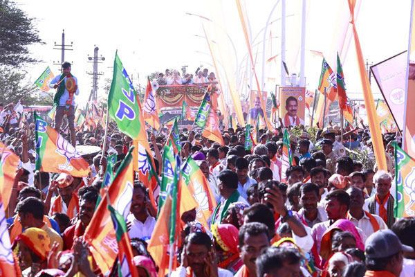 ಕೇಂದ್ರ ಸಚಿವ ಅಮಿತ್ ಶಾ ಅವರಿಂದ ರೋಡ್ ಷೋ