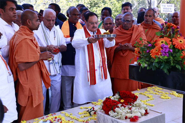 ಶ್ರೀ ಸಿದ್ಧೇಶ್ವರ ಮಹಾಸ್ವಾಮೀಜಿ ಅವರ ಭಾವಚಿತ್ರಕ್ಕೆ ಜೆ.ಪಿ.ನಡ್ಡಾರಿಂದ ಪುಷ್ಪನಮನ