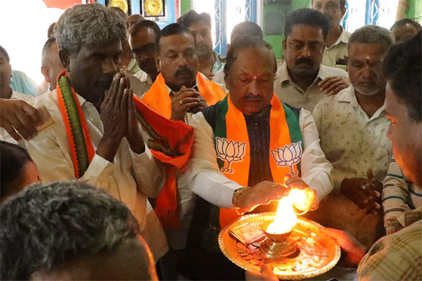 ರಥಯಾತ್ರೆ ತಂಡದಿಂದ ದೇವಾಲಯದಲ್ಲಿ ಪೂಜೆ
