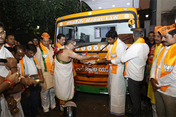 ಬಿಜೆಪಿಯ 4 ರಥಗಳಿಗೆ ಪೂಜೆ, ಬೀಳ್ಕೊಡುಗೆ