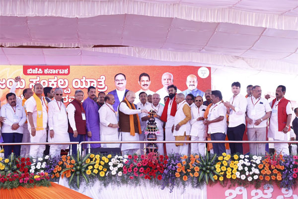 ಕಾಂಗ್ರೆಸ್‍ನಲ್ಲಿ ಒಂದು ಸಿಎಂ ಕುರ್ಚಿಗಾಗಿ 10 ಜನ ಕಾಯುತ್ತಿದ್ದಾರೆ ; ಬಿಜೆಪಿಯಿಂದ ರಾಜ್ಯ ವಿಕಾಸದ ಸಂಕಲ್ಪ: ಅಮಿತ್ ಶಾ
