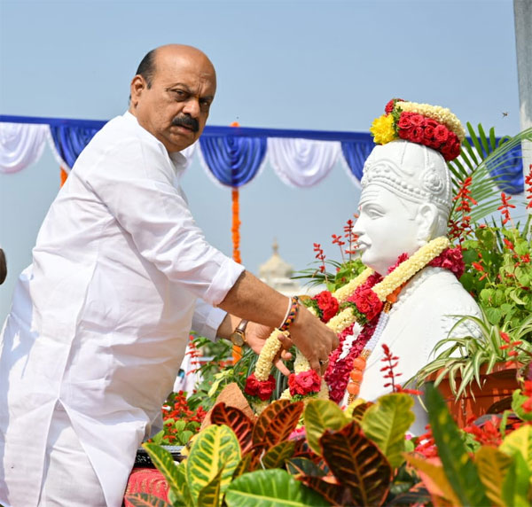 ಮುಖ್ಯಮಂತ್ರಿಗಳಿಂದ ಬಸವೇಶ್ವರರ ಪ್ರತಿಮೆಗೆ ಮಾಲಾರ್ಪಣೆ