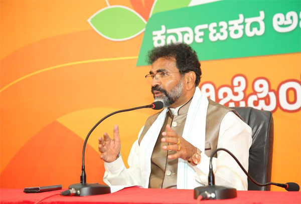 ರಾಹುಲ್ ಪೌರತ್ವ ಮುಟ್ಟುಗೋಲು, ಗಡೀಪಾರು ಮಾಡಲು ಛಲವಾದಿ ನಾರಾಯಣಸ್ವಾಮಿ ಆಗ್ರಹ