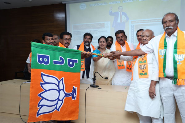 ಬಿಜೆಪಿ ಸೇರಿದ ವಿಜಯಪುರ, ಮುದ್ದೇಬಿಹಾಳದ ಮುಖಂಡರು