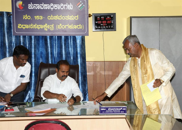 ಕುಟುಂಬದ ಜೊತೆ ತೆರಳಿ ನಾಮಪತ್ರ ಸಲ್ಲಿಸಿದ ಎಸ್.ಟಿ.ಸೋಮಶೇಖರ್