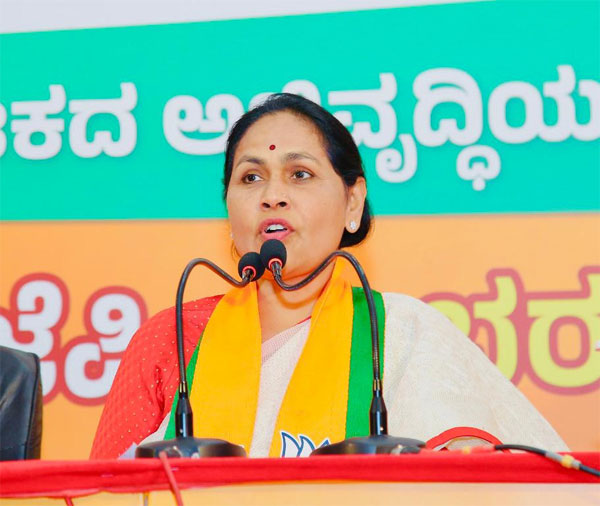 ಶೆಟ್ಟರ್ ಧ್ವಜ ಬದಲಿಸಿದರೆ ವಿಚಾರಧಾರೆ ಬದಲಾದೀತೇ : ಕೇಂದ್ರ ಸಚಿವೆ ಶೋಭಾ ಕರಂದ್ಲಾಜೆ ಪ್ರಶ್ನೆ