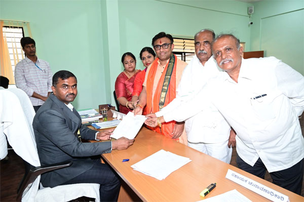 ಕುಟುಂಬದವರ ಜೊತೆ ತೆರಳಿ ನಾಮಪತ್ರ ಸಲ್ಲಿಸಿದ ಡಾ. ಸುಧಾಕರ್
