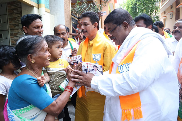 ನಳಿನ್‍ಕುಮಾರ್ ಕಟೀಲ್, ಕೆ.ಗೋಪಾಲಯ್ಯ ಮನೆಮನೆ ಭೇಟಿ