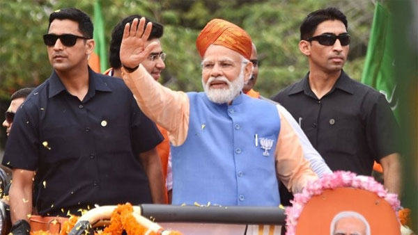 ಪ್ರಧಾನಿ ರೋಡ್ ಷೋಗೆ ಜನೋತ್ಸಾಹ, ಹೂವಿನ ಸುರಿಮಳೆಯ ಸ್ವಾಗತ