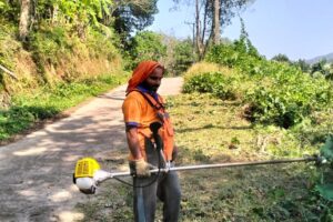 ರಸ್ತೆ ಸ್ವಚ್ಛಗೊಳಿಸಿದ ಬಿಜೆಪಿ ಕಾರ್ಯಕರ್ತ – ವ್ಯಾಪಕ ಮೆಚ್ಚುಗೆ