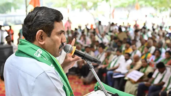 ‘ನಮ್ಮ ತಂದೆ ಕಾಲದ್ದು, ನಮ್ಮ ತಾತನ ಕಾಲದ್ದು’ ಎಂದು ಸಚಿವರು ಅಕ್ರಮ ನಡೆಸಬಹುದೇ, ವಿಜಯೇಂದ್ರ ಪ್ರಶ್ನೆ